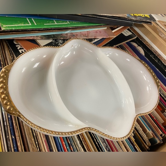 Vintage Anchor Hocking Milk Glass Dish - Picture 6 of 6